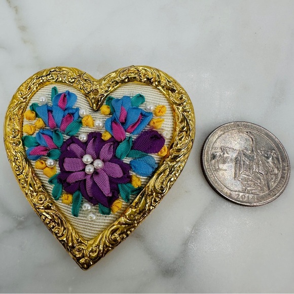 Embroidered Heart Brooch Pin Gold Framed Hand Stitched Flower Design Cottage - Picture 8 of 9